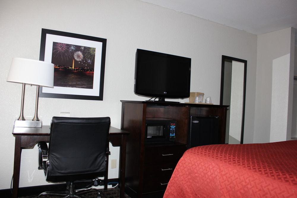 Quality Inn Near Potomac Mills Вудбридж Экстерьер фото